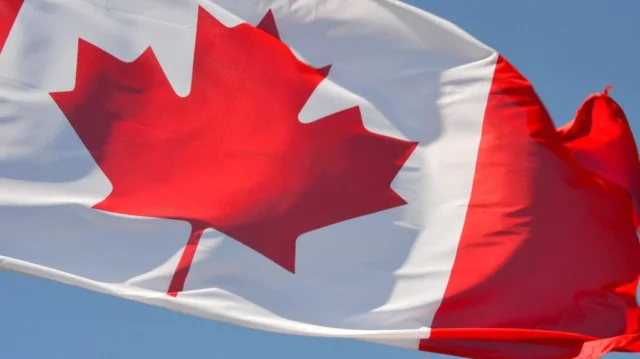 0001283364_resized_canadawavingflag1022_1783455824